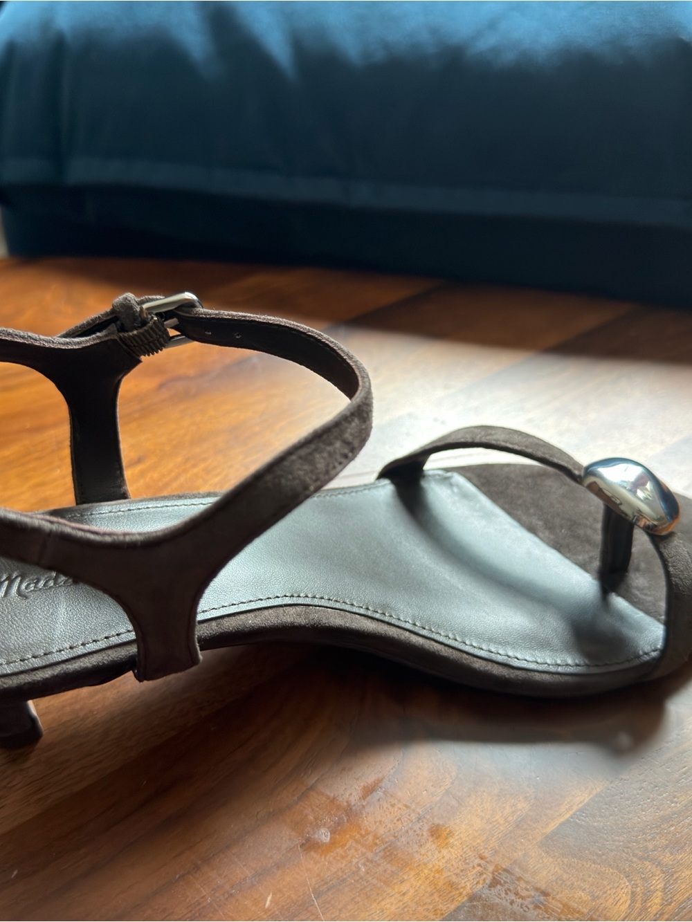 Madewell Mila sculpted hardware thong sandal in suede, NWT, charred oak, size 8 - Picture 4 of 7